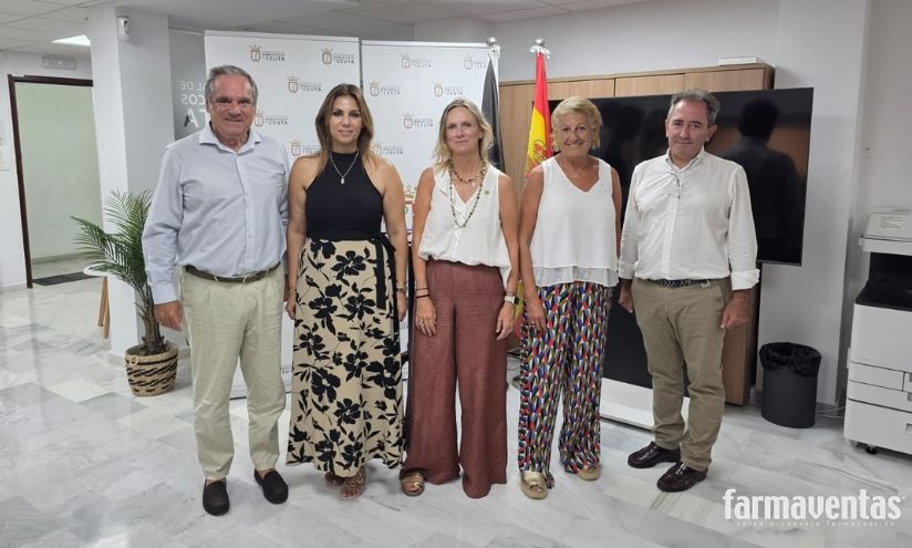 Jesús Aguilar, presidente del CGCOF; Nabila Benzina, consejera de Sanidad; Rita de la Plaza, secretaria del CGCOF; Rebeca Benarroch, directora general de Sanidad, y Mario de Migel, presidente del COF de Ceuta.